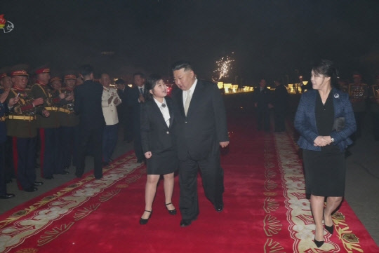 북한 김정은 국무위원장이 건군절(인민군 창건일)을 기념해 지난 7일 딸 김주애와 함께 인민군 장병들의 숙소를 방문했다고 조선중앙TV가 8일 보도했다.   연합뉴스